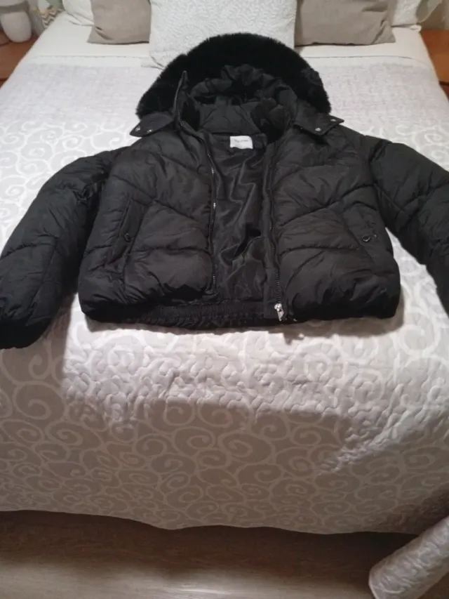 Abrigo Stradivarius negro con capucha de pelo