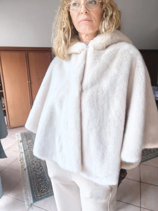 Mantella bianca calda