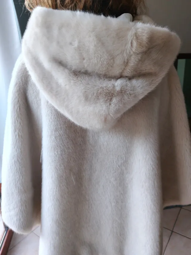 Mantella bianca calda