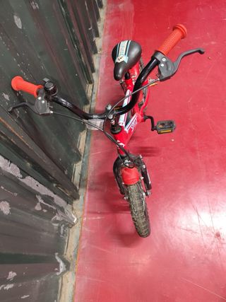 Bicicleta infantil roja