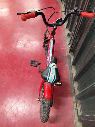 Bicicleta infantil roja