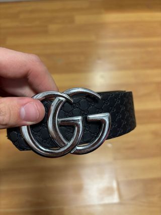 Cinturón Gucci Negro con Hebilla Plateada GG
