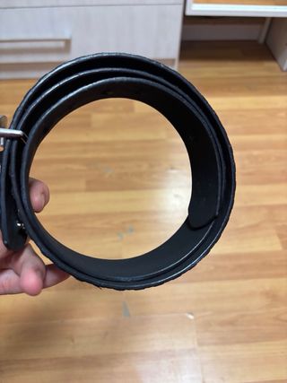 Cinturón Gucci Negro con Hebilla Plateada GG