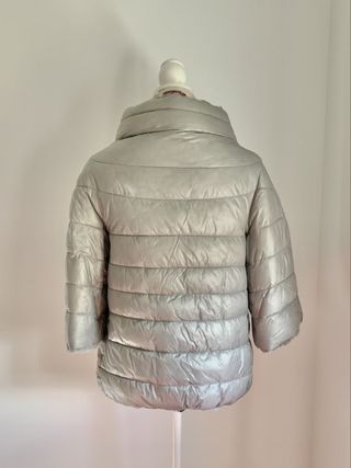 Cazadora acolchada reversible color plata. Talla S