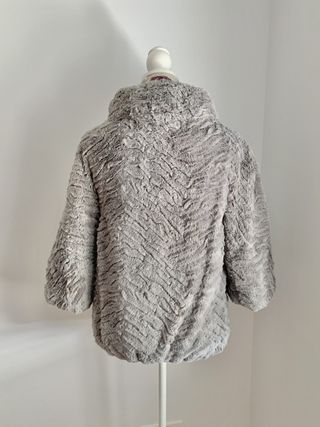 Cazadora acolchada reversible color plata. Talla S