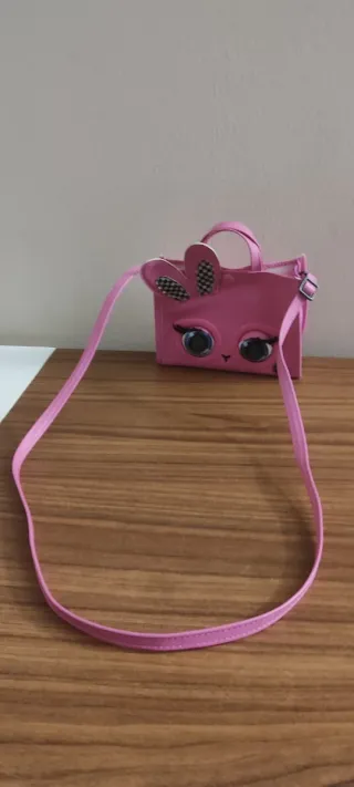 Bolso rosa con ojos de juguete