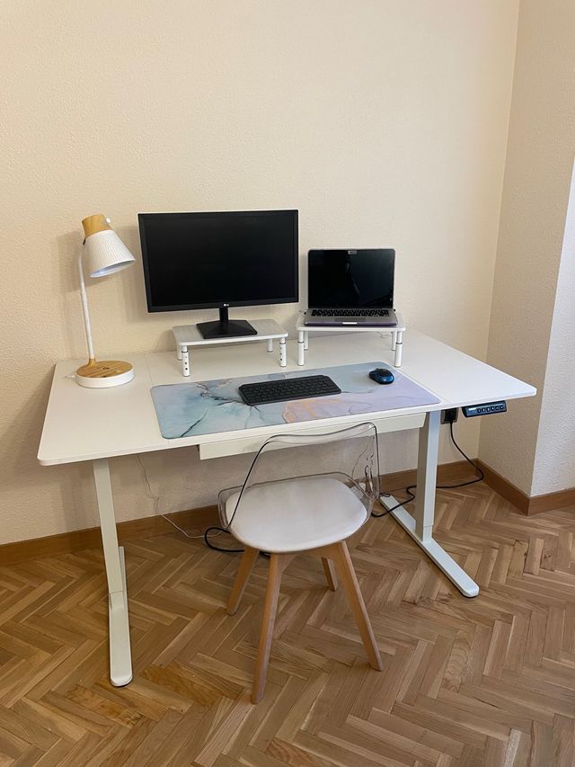 Escritorio Elevable ErGear, Lampará, y Soporte