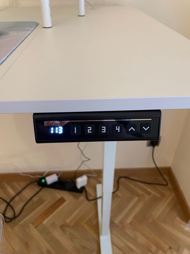 Escritorio Elevable ErGear, Lampará, y Soporte