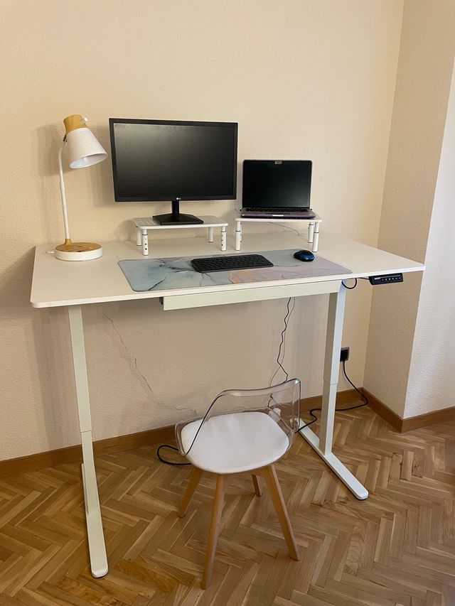 Escritorio Elevable ErGear, Lampará, y Soporte