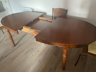 Mesa de comedor de madera