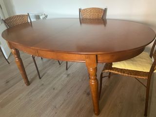 Mesa de comedor de madera