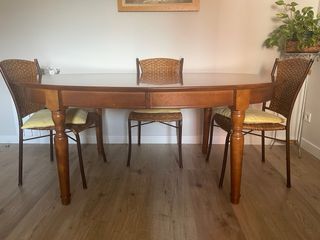 Mesa de comedor de madera