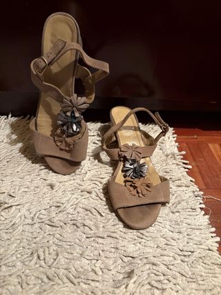 Sandalias tacón beige/marrón Talla 36-37