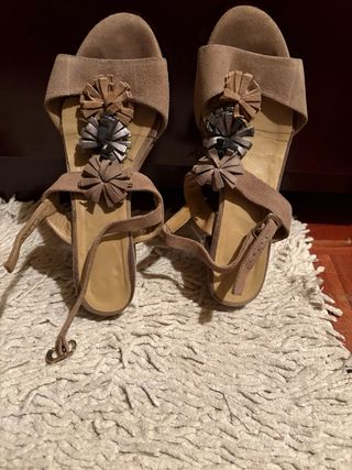 Sandalias tacón beige/marrón Talla 36-37