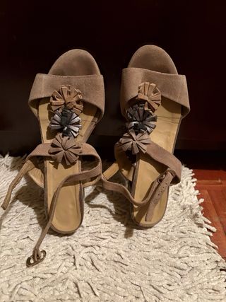 Sandalias tacón beige/marrón Talla 36-37
