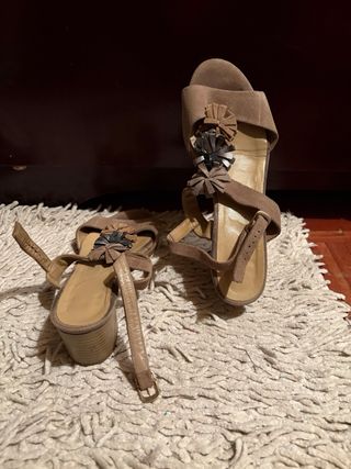 Sandalias tacón beige/marrón Talla 36-37