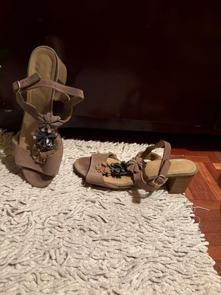Sandalias tacón beige/marrón Talla 36-37