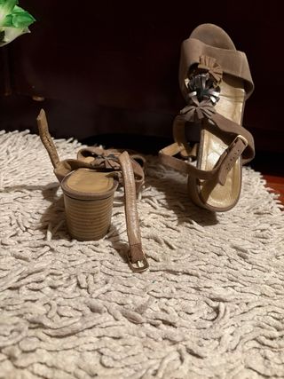 Sandalias tacón beige/marrón Talla 36-37