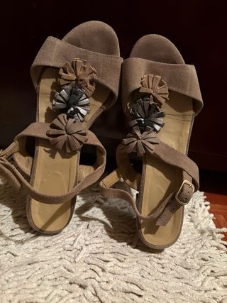 Sandalias tacón beige/marrón Talla 36-37