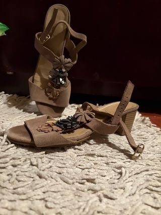 Sandalias tacón beige/marrón Talla 36-37