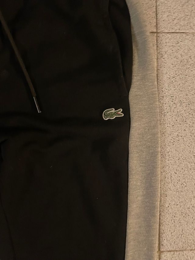 Pantalones deportivos Lacoste negros y grises