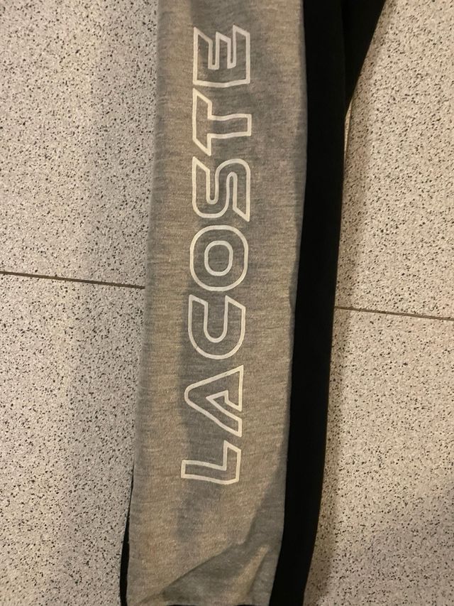 Pantalones deportivos Lacoste negros y grises