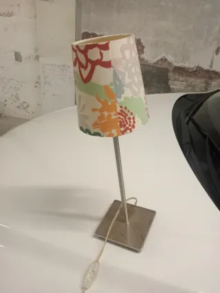 Lámpara de mesa multicolor con bombilla