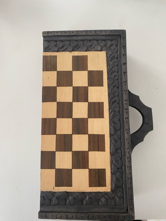 Juego de ajedrez de madera tallada