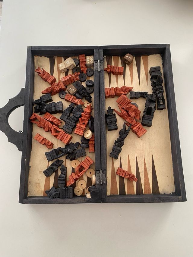 Juego de ajedrez de madera tallada