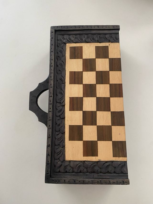 Juego de ajedrez de madera tallada
