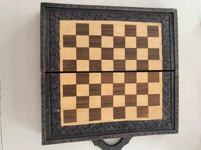 Juego de ajedrez de madera tallada