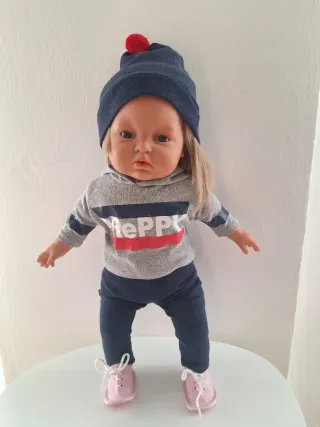 Bambola morbida con cappellino e tuta