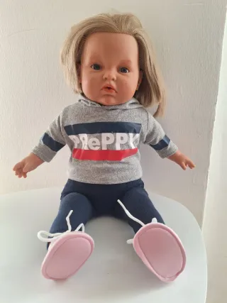 Bambola morbida con cappellino e tuta