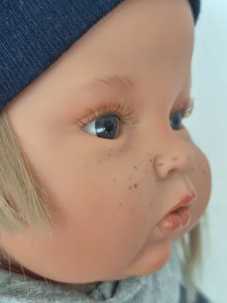 Bambola morbida con cappellino e tuta