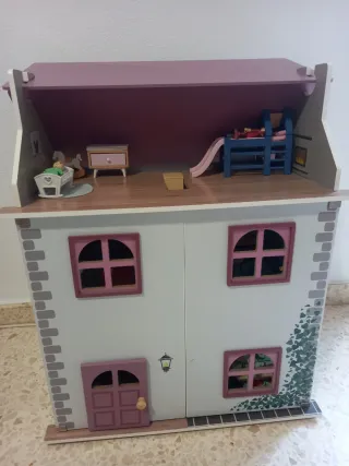 Casa de muñecas de madera