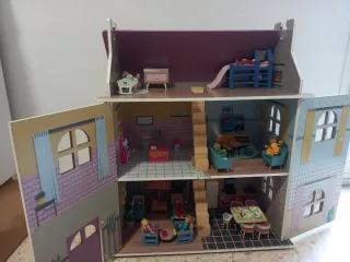 Casa de muñecas de madera