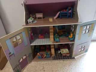 Casa de muñecas de madera