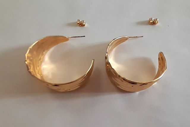Pendientes aro dorado brillante con relieve