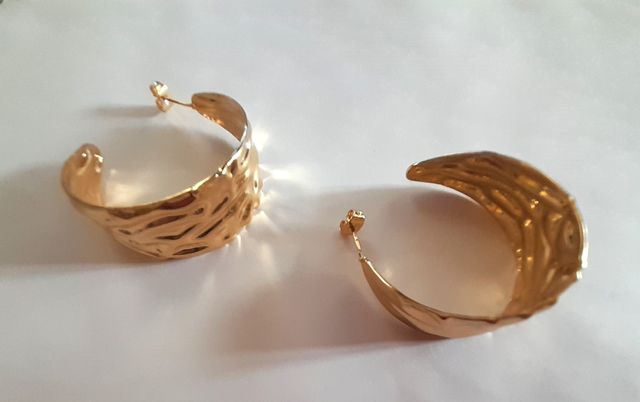 Pendientes aro dorado brillante con relieve