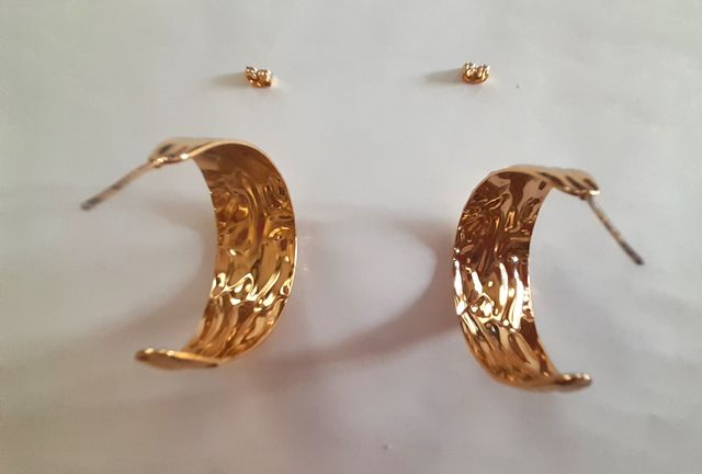 Pendientes aro dorado brillante con relieve