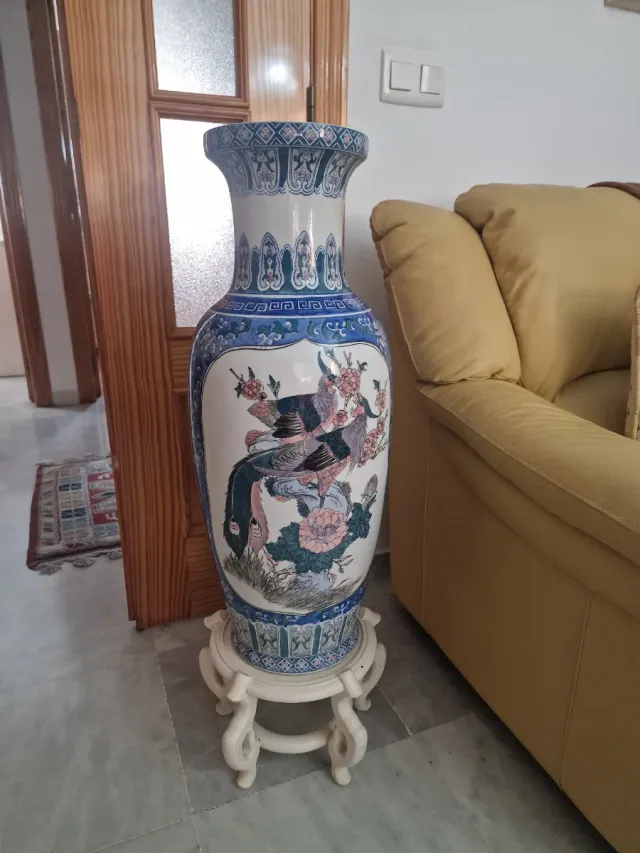 Jarrón de cerámica grande con soporte