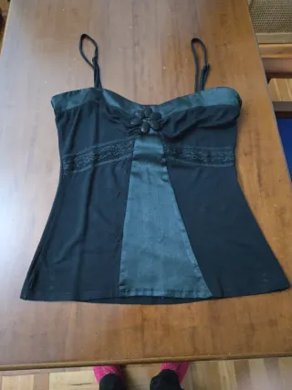 Camiseta tirantes negra con flor