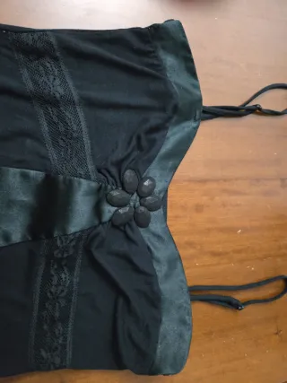 Camiseta tirantes negra con flor