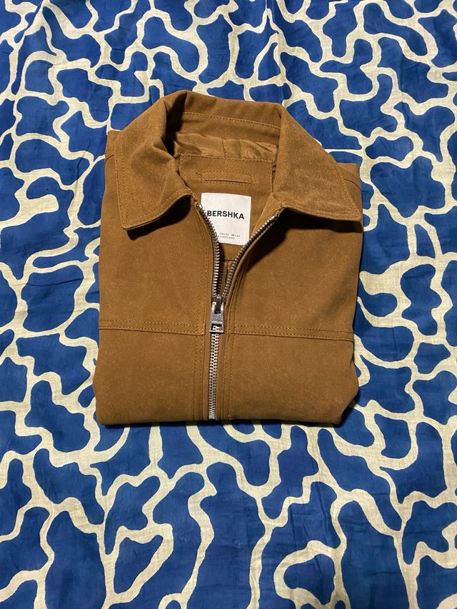 Cazadora efecto ante Bershka