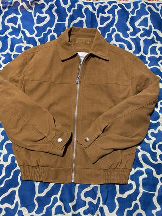 Cazadora efecto ante Bershka