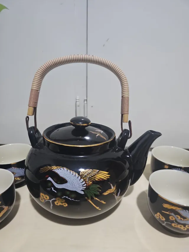 Juego de té japonés negro y dorado