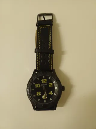 Reloj Pertegaz Negro con Detalles Amarillos