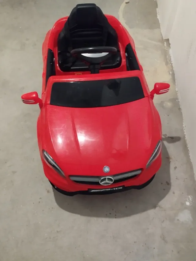 Coche eléctrico infantil rojo