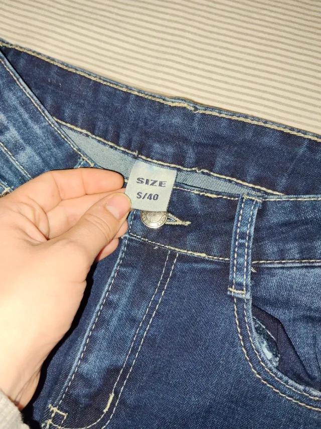 Pantalones vaqueros con bordado. NUEVO