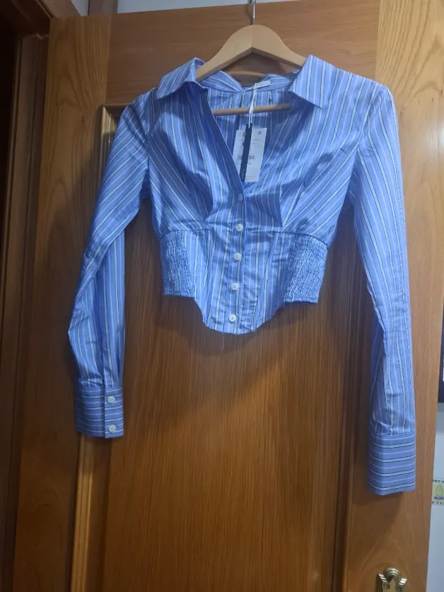 Camisa de rayas azul y blanca